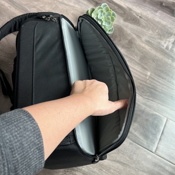 LOWEPRO black sling camera bag - EUC - Picture 2 of 15